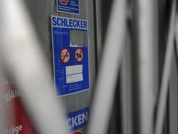 2012: Vor dem Eingang einer Schleckerfiliale ist das Rolltor heruntergefahren.