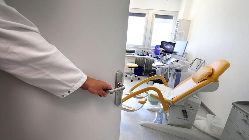 In der Augsburger Uniklinik wurden in den vergangenen neun Monaten 22 betroffene Frauen betreut. Typische Fälle sind etwa Frauen, die mit K.-o.-Tropfen bewusstlos gemacht wurden. In der Augsburger Uniklinik wurden in den vergangenen neun Monaten 22 betroffene Frauen betreut. Typische Fälle sind etwa Frauen, die mit K.-o.-Tropfen bewusstlos gemacht wurden.