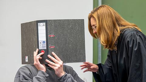 Der Angeklagte mit seiner Verteidigerin zum Prozessauftakt im Mai - nun hat das Landgericht M&uuml;nchen I ihn zu elf Jahren Haft verurteilt. (Archiv)