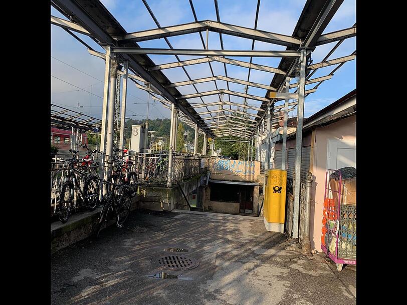 Das Dach fehlt. Und auch sonst k&ouml;nnte es derzeit einladender am Bahnhof See aussehen.