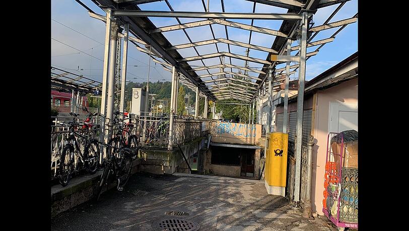 Das Dach fehlt. Und auch sonst k&ouml;nnte es derzeit einladender am Bahnhof See aussehen.