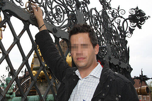 Christian E. will seine Erlebnisse als falscher Arzt in einem Buch veröffentlichen. Das Manuskript ist bereits fertig (Foto links). Vielleicht bringt ihm der Goldene Ring das erhoffte Glück.