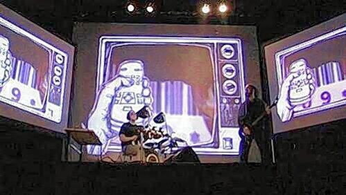 Am Freitag projiziert das audiovisuelle Metal-Duo „Throw Up“ aus Frankreich während des ersten VJ-Festivals im Erlanger E-Werk ihre riesigen Videoschnipsel an die Wand. Am Freitag projiziert das audiovisuelle Metal-Duo „Throw Up“ aus Frankreich während des ersten VJ-Festivals im Erlanger E-Werk ihre riesigen Videoschnipsel an die Wand.