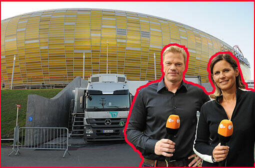 Der ausgebrannte ZDF-Übertragungswagen (l) steht am Dienstag vor der PGE Arena in Danzig. Nachdem der Wagen mittags Feuer gefangen hatte, musste das ZDF die Live-Übertragung des Länderspiels der deutschen Fußball-Nationalmannschaft gegen Polen mit den Moderatoren Oliver Kahn und Katrin Müller-Hohenstein in Mainz produzieren.