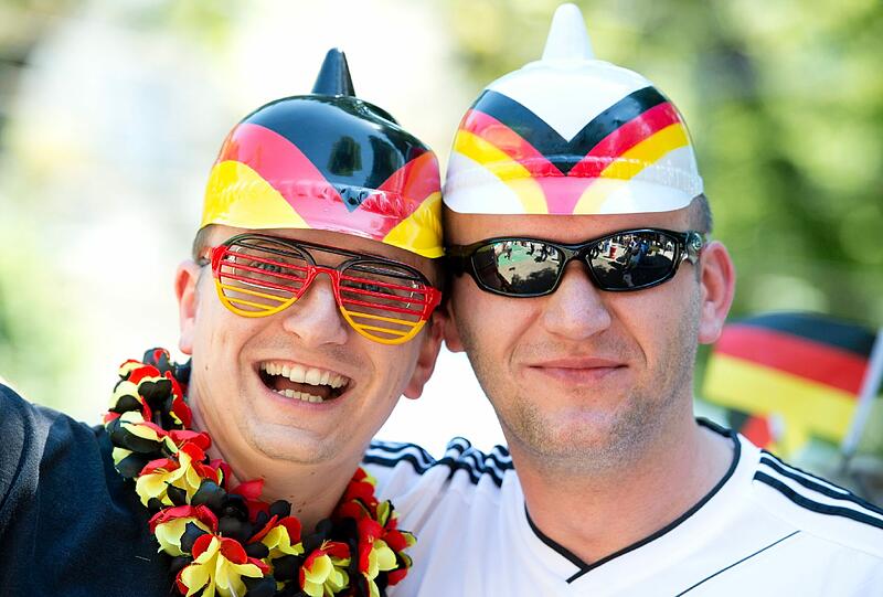 Für das letzte Vorrundenspiel der DFB-Elf erwarten die Verantwortlichen im EM-Spielort Lwiw 12.000 deutsche Fans. So ausgelassen feierten die deutschen Fans: Die Bilder!