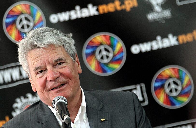 &bdquo;Ich glaube es nicht&ldquo;, ruft Joachim Gauck. Der Bundespräsident blickt herab auf zehntausende jubelnde Menschen. Die jungen Leute warten eigentlich auf die Musiker, aber zuerst dürfen Gauck und sein polnischer Amtskollege Bronislaw Komorowski auf die Bühne und das Festival eröffnen. Dort stehen sie dann in der Hitze mit Anzügen, weißen Hemden und ohne Schlips, vor ihnen eine wogende Masse leicht bekleideter Menschen, die Transparente und Fahnen schwenken. Es ist wieder soweit: In der polnischen Grenzstadt Kostrzyn steigt das dreitägige Festival &bdquo;Haltestelle Woodstock&ldquo; &ndash; zur 18. Ausgabe in diesem Jahr mit zwei Staatsoberhäuptern.