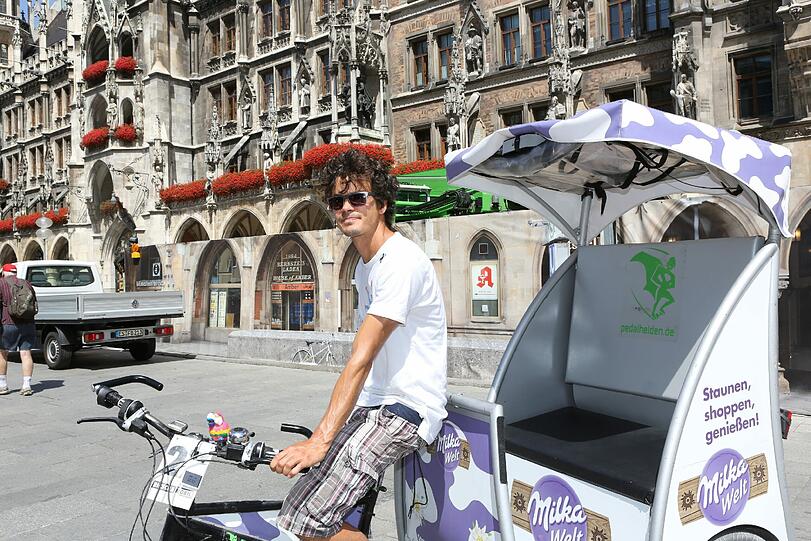 Die Rikschafahrer in München profitieren von der Sperrung. Manche Fahrgäste steigen bei dem sonnigen Wetter auf die kultigen Gefährte um.