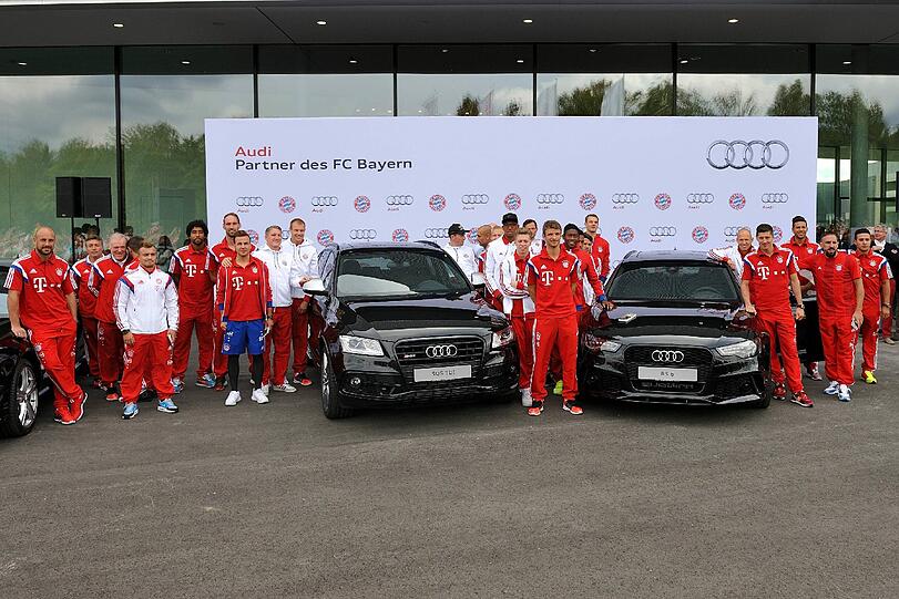 Die Bayern-Stars mit ihren neuen Dienstwagen.