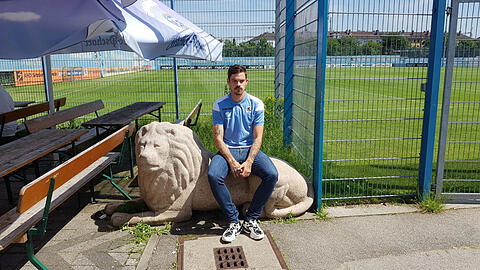 Schon im löwenblauen Shirt unterwegs: Neuzugang Dennis Erdmann. Schon im löwenblauen Shirt unterwegs: Neuzugang Dennis Erdmann.