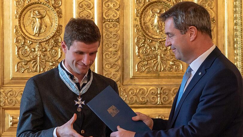 Ein Titel mehr: Bayern-Spieler Thomas Müller (l.) bekommt von Markus Söder (CSU) den Bayerischen Verdienstorden verliehen. Ein Titel mehr: Bayern-Spieler Thomas Müller (l.) bekommt von Markus Söder (CSU) den Bayerischen Verdienstorden verliehen.