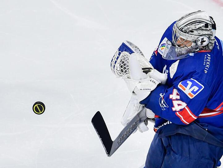 Der Torwart von Adler Mannheim, Dennis Endras, hält einen Torschuss. Foto: Uwe Anspach/Archivbild