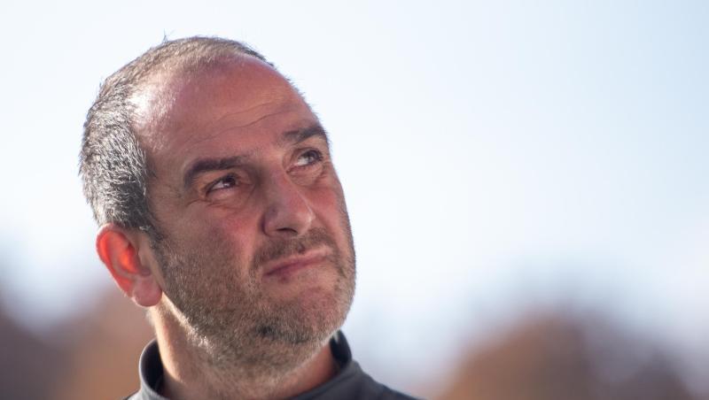 Heidenheims Trainer Frank Schmidt blickt nach oben. Heidenheims Trainer Frank Schmidt blickt nach oben.
