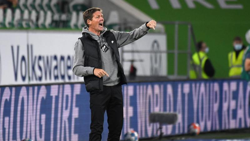 Frankfurts Trainer Oliver Glasner gestikuliert am Spielfeldrand.