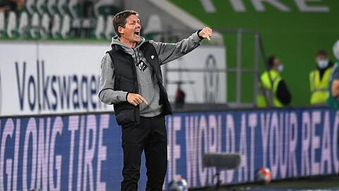 Frankfurts Trainer Oliver Glasner gestikuliert am Spielfeldrand.