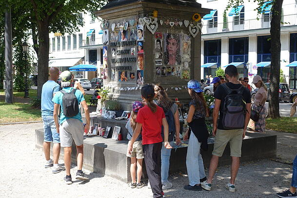 Fan- und Touristenmagnet: die Michael Jackson Gedenkstätte in München. am Promenadeplatz. Sie überlagert das Denkmal für Orlando di Lasso . Die Zweitnutzung wurde - Jahre nach dem Piratenakt der trauernden Fans - offiziell genehmigt. Fan- und Touristenmagnet: die Michael Jackson Gedenkstätte in München. am Promenadeplatz. Sie überlagert das Denkmal für Orlando di Lasso . Die Zweitnutzung wurde - Jahre nach dem Piratenakt der trauernden Fans - offiziell genehmigt.