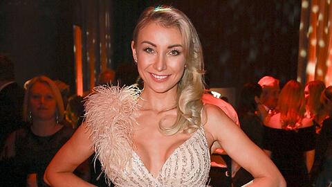Beruflich und privat läuft es: Anna-Carina Woitschack bei der 30. Verleihung der Goldenen Henne am 15. November 2024 in Leipzig.
