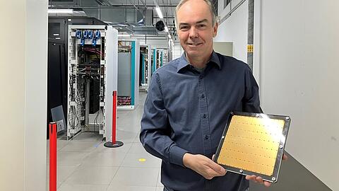Vier Millionen Euro kostet das Chipmodell, den Dieter Kranzlmüller hält. Theoretisch: Zur Demonstration hat er nur ein Ausschussobjekt des weltgrößten KI-Chips in den Händen.