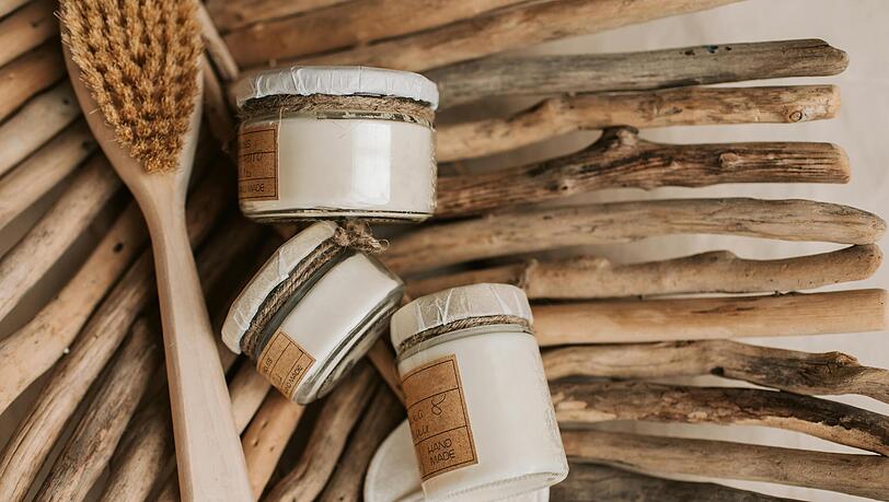 Auch Naturkosmetik ist im Sortiment erhältlich. Alle Produkte werden vom Lager in Geretsried versendet, wobei möglichst auf Plastik verzichtet wird.