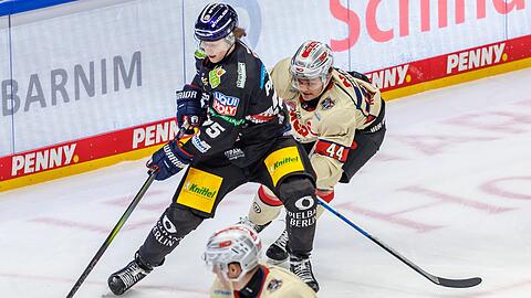 Josef Eham (r) bleibt ein Ice Tiger.