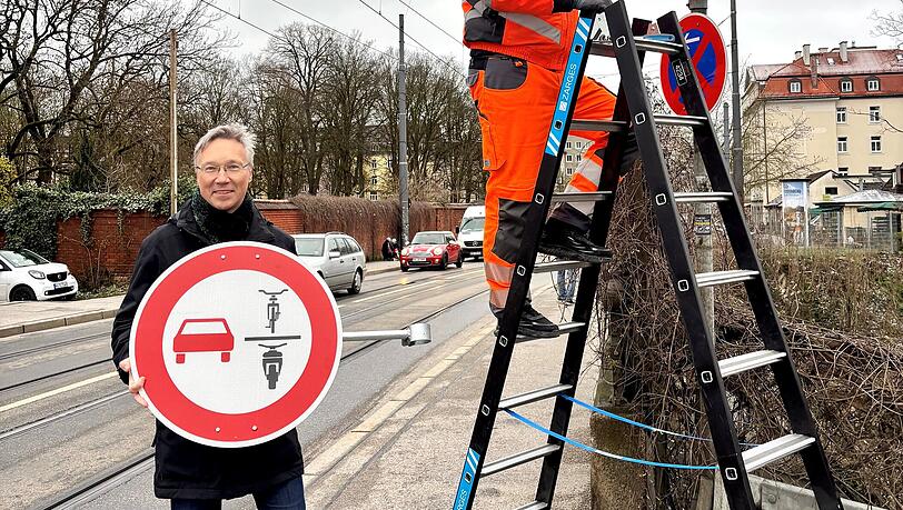 Mobilit&auml;tsreferent Georg Dunkel (li.) mit dem neuen &Uuml;berholverbotsschild f&uuml;r einspurige Fahrzeuge.