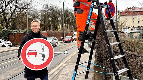 Mobilit&auml;tsreferent Georg Dunkel (li.) mit dem neuen &Uuml;berholverbotsschild f&uuml;r einspurige Fahrzeuge.