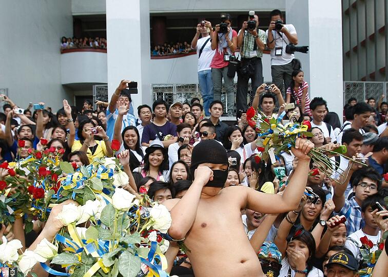 Diese jungen Studenten haben sich getraut: Kleidungslos protestieren sie beim "Oblation Run" auf den Philippinen gegen Budgetkürzungen.