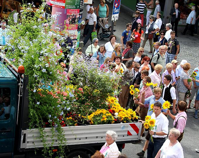 Der Gärtnerjahrtag geht auf ein Gelübde nach der Pestzeit im 17. Jahrhundert zurück. Bis heute wird es bei der heiligen Gertrud von Nivelles, der Schutzpatronin der Gärtner abgelegt. Das Gärtnerfest gehört mit Metzgersprung und Schäfflertanz zu den ältesten Brauchtümern der Stadt München.