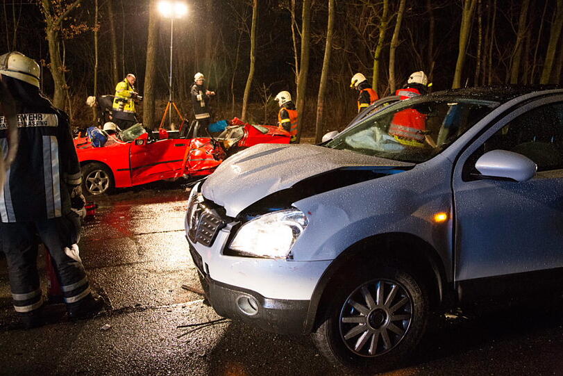 Wendemanöver mit schlimmen Folgen: Ein Auto auf der B20 bei Freilassing bemerkt zu spät, dass der BMW vor ihm wenden will. Es kommt zum Crash; der BMW-Fahrer wird schwer verletzt.