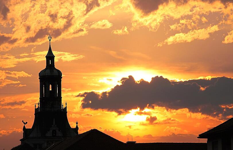 Entrückend-schön ist's über der Prinzregentenstraße: die Turmspitze vom Bayerischen Nationalmuseum im Sonnenuntergang.
