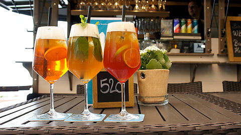 La Dolce Vita auf Bayerisch: Diese drei schaumig-fruchtigen Bier-Cocktails gibt&rsquo;s in der neuen Franziskaner Hof-Bar & Grill &ndash; Bavarian Spritz, Weißbier Spritz und Bavarian Julep (v. l., mit Weißbier, Rum, Minze).