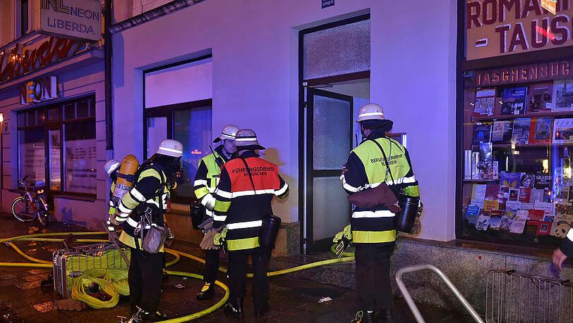 Unter Atemschutz brachten Feuerwehrmänner eine Bewohnerin ins Freie. Unter Atemschutz brachten Feuerwehrmänner eine Bewohnerin ins Freie.