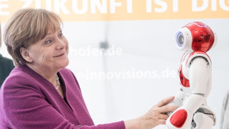 Kanzlerin Merkel: "Wir leben im Zeitalter der Digitalisierung und das bedeutet, alles was digitalisierbar ist, wird auch digitalisiert werden." Kanzlerin Merkel: "Wir leben im Zeitalter der Digitalisierung und das bedeutet, alles was digitalisierbar ist, wird auch digitalisiert werden."