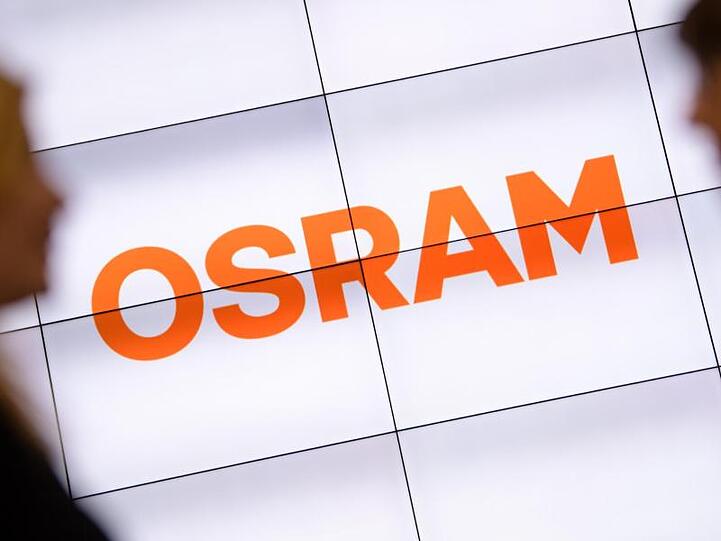 Das über mehrere Monitore dargestellte Osram-Logo. Foto: Matthias Balk/Archivbild
