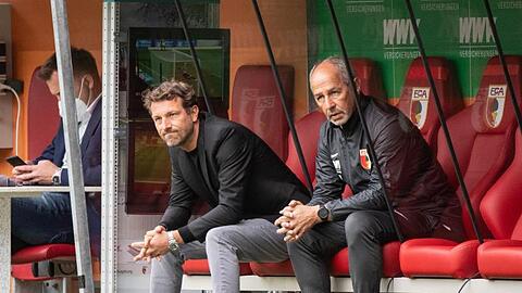 Trainer Markus Weinzierl (l) und Co-Trainer Reiner Maurer vom FC Augsburg.