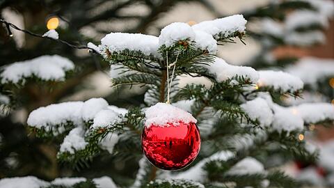 An Heiligabend erwartet der Deutsche Wetterdienst im Süden Bayerns etwas Schnee. (Archivbild)