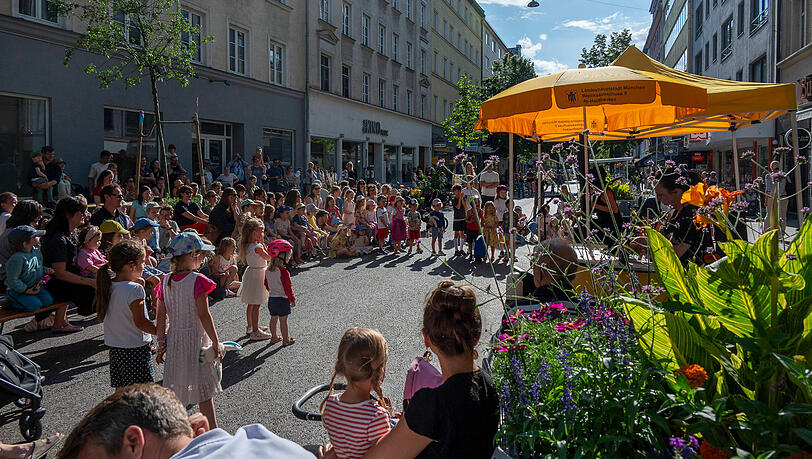 Mit einem Straßenfest wurde die temporäre Fußgängerzone in der Weißenburger Straße am 12. Juli verabschiedet. Ab dem 30. Juli soll hier wieder alles aussehen wie zuvor.