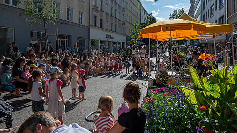Mit einem Straßenfest wurde die temporäre Fußgängerzone in der Weißenburger Straße am 12. Juli verabschiedet. Ab dem 30. Juli soll hier wieder alles aussehen wie zuvor.