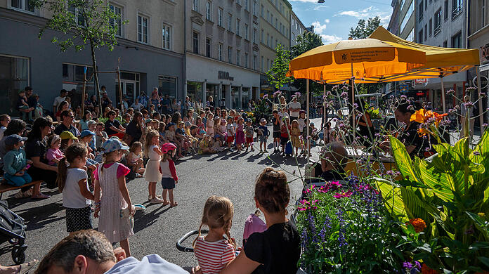 Mit einem Straßenfest wurde die temporäre Fußgängerzone in der Weißenburger Straße am 12. Juli verabschiedet. Ab dem 30. Juli soll hier wieder alles aussehen wie zuvor.