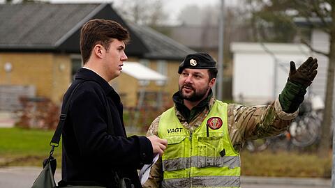 Ihr gro&szlig;er Bruder Kronprinz Christian (l) hat den Wehrdienst bereits abgeschlossen. (Archivbild)