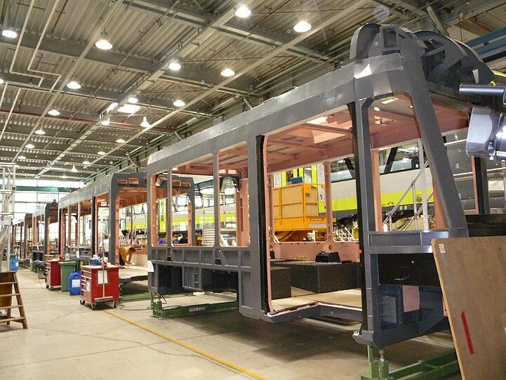Ein Blick in die Hallen der Hersteller-Firma Stadler: Hier entsteht gerade eine neue Tram für München.