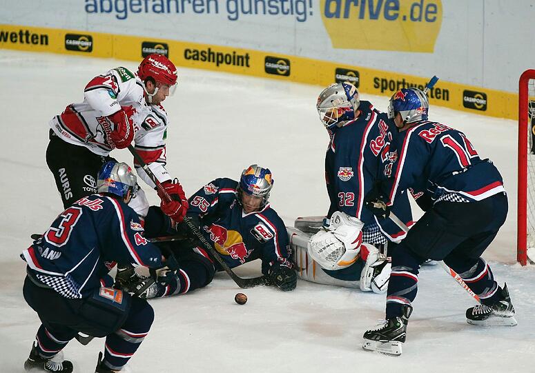 Tim Bender (2.v.l.) verlässt den EHC.