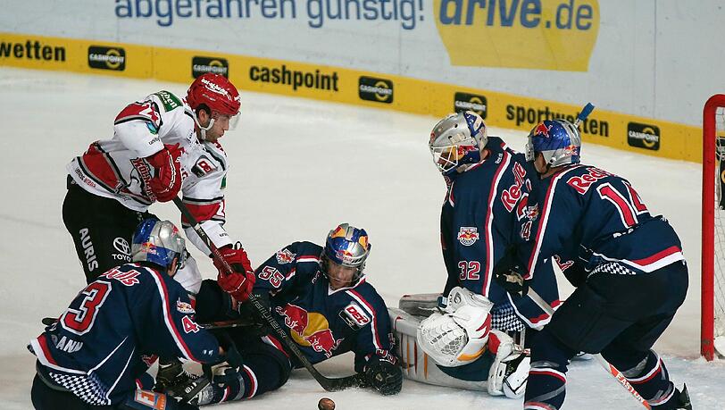 Tim Bender (2.v.l.) verlässt den EHC. Tim Bender (2.v.l.) verlässt den EHC.