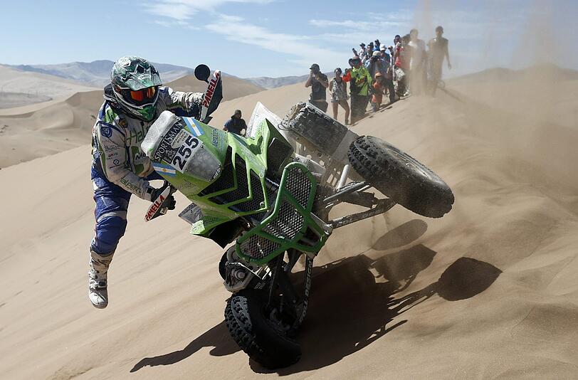 Dieser Quad-fahrer verliert bei der Rally Dakar die Kontrolle.