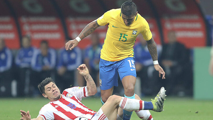 Brasilien gegen Paraguay obenauf, hier in Person von Paulinho.