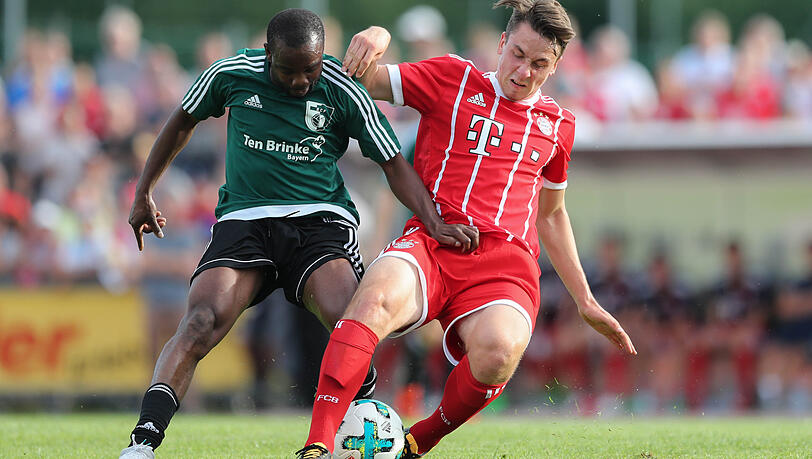 Adrian Fein (r.) wird künftig als Profi im roten Trikot des FC Bayern auf dem Platz stehen. Adrian Fein (r.) wird künftig als Profi im roten Trikot des FC Bayern auf dem Platz stehen.