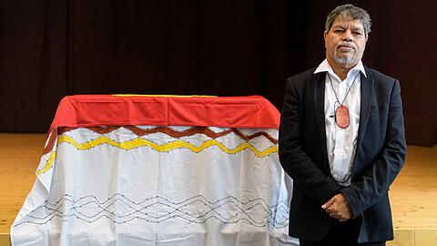 Bayerns Kunstminister Bernd Sibler (CSU) hat am Dienstag im Museum Fünf Kontinente in München die sterblichen Überreste eines indigenen Australiers an seine Nachfahren zurückgegeben - an Gudju Gudju Fourmile, den Ältesten der "Gimuy Walubara Yidindji people" und das Oberhaupt der Community (Bild).