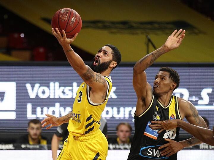 Thomas Wimbush (r) von den MHP Riesen Ludwigsburg versucht einen Korbleger durch den Berliner Peyton Siva zu verhindern.