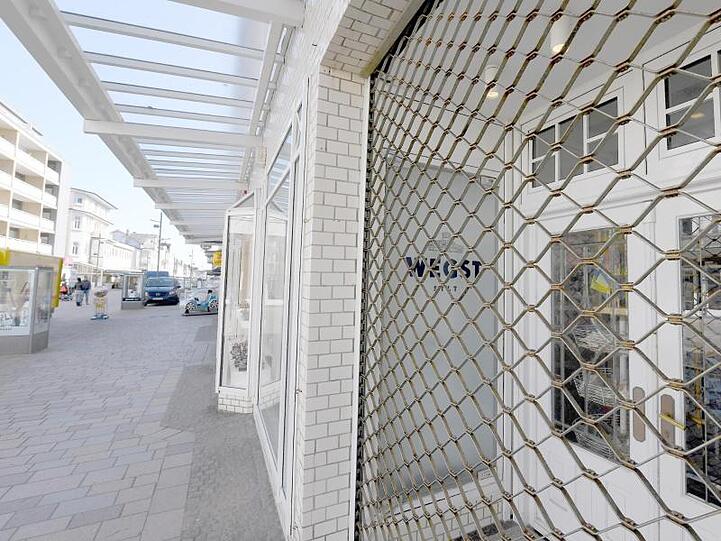 Ein Gitter vor einem geschlossenen Geschäft in Westerland.