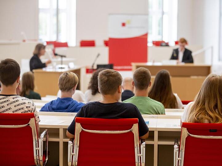Jugendliche sitzen bei einer Veranstaltung im Plenarsaal des brandenburgischen Landtags. Mehr als zwei Drittel der Erwachsenen trauen der jungen Generation zu, Verantwortung für den Erhalt der Demokratie in Deutschland zu übernehmen.