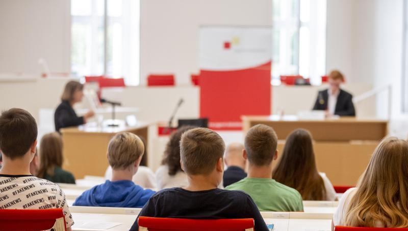 Jugendliche sitzen bei einer Veranstaltung im Plenarsaal des brandenburgischen Landtags. Mehr als zwei Drittel der Erwachsenen trauen der jungen Generation zu, Verantwortung für den Erhalt der Demokratie in Deutschland zu übernehmen. Jugendliche sitzen bei einer Veranstaltung im Plenarsaal des brandenburgischen Landtags. Mehr als zwei Drittel der Erwachsenen trauen der jungen Generation zu, Verantwortung für den Erhalt der Demokratie in Deutschland zu übernehmen.
